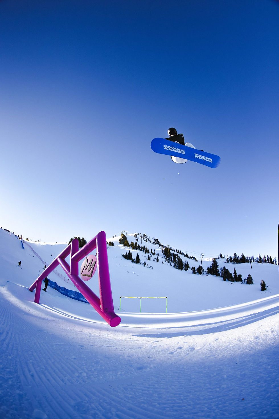 Loranne Smans jumping of a rail in a slopestyle course