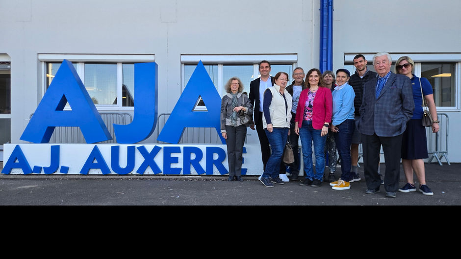 Die Wormser Delegation mit ihren Gastgebern im Stadion von Auxerre