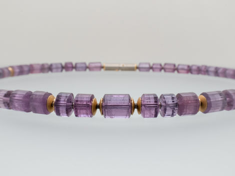 Kette mit violettem Turmalin
www.punctum-aureum.ch