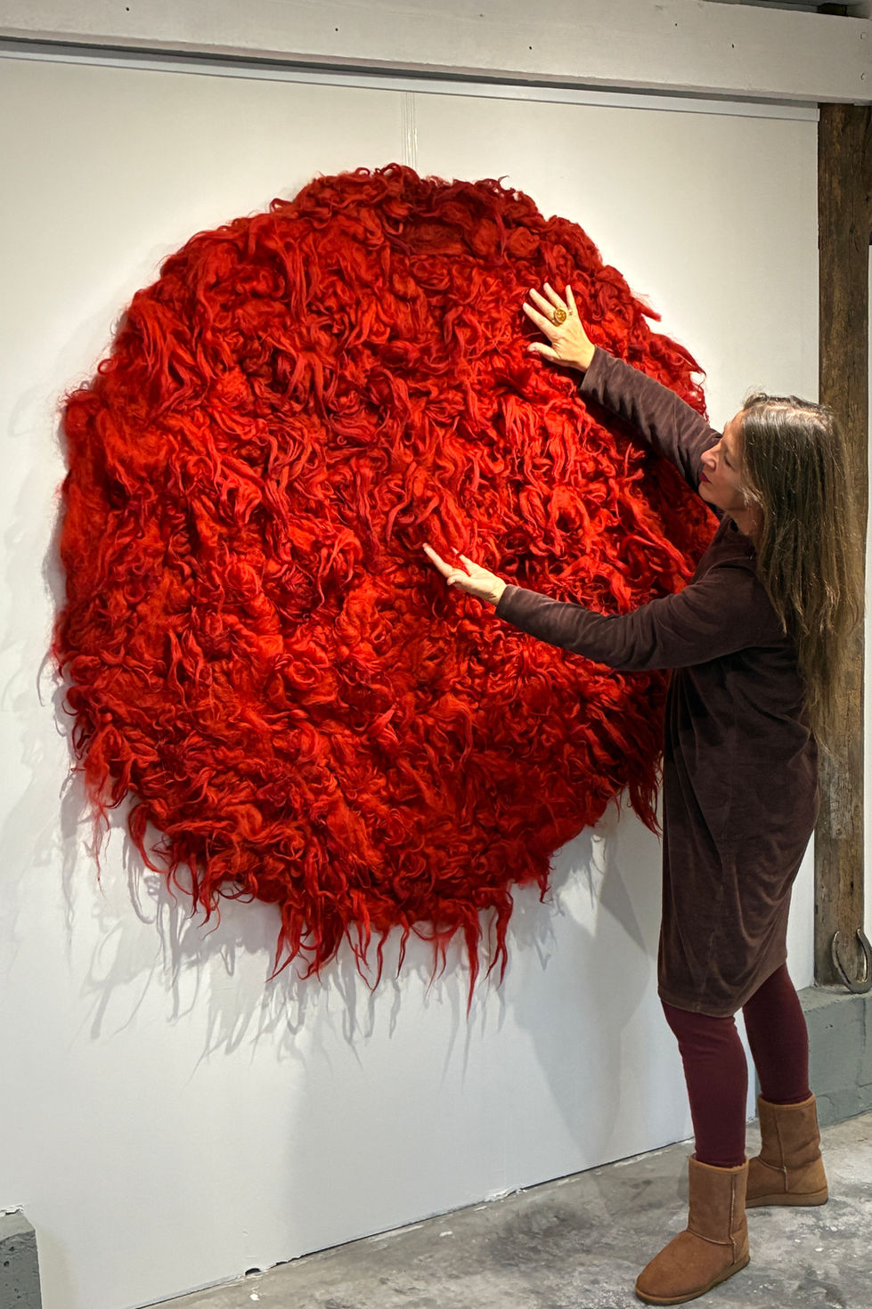 Aarde
Kunstwerk van de Nederlandse natuurkleur- en wolkunstenaar Momoko.naturalcolourmaker. Handgemaakt van schapenwol, op natuurlijke wijze rood geverfd met cochenille. Momenteel te zien in de galerie van de kunstenaar in Drenthe, Nederland. Voor vragen, reserveringen of betaling per factuur kunt u contact met ons opnemen via info@momoko.nl