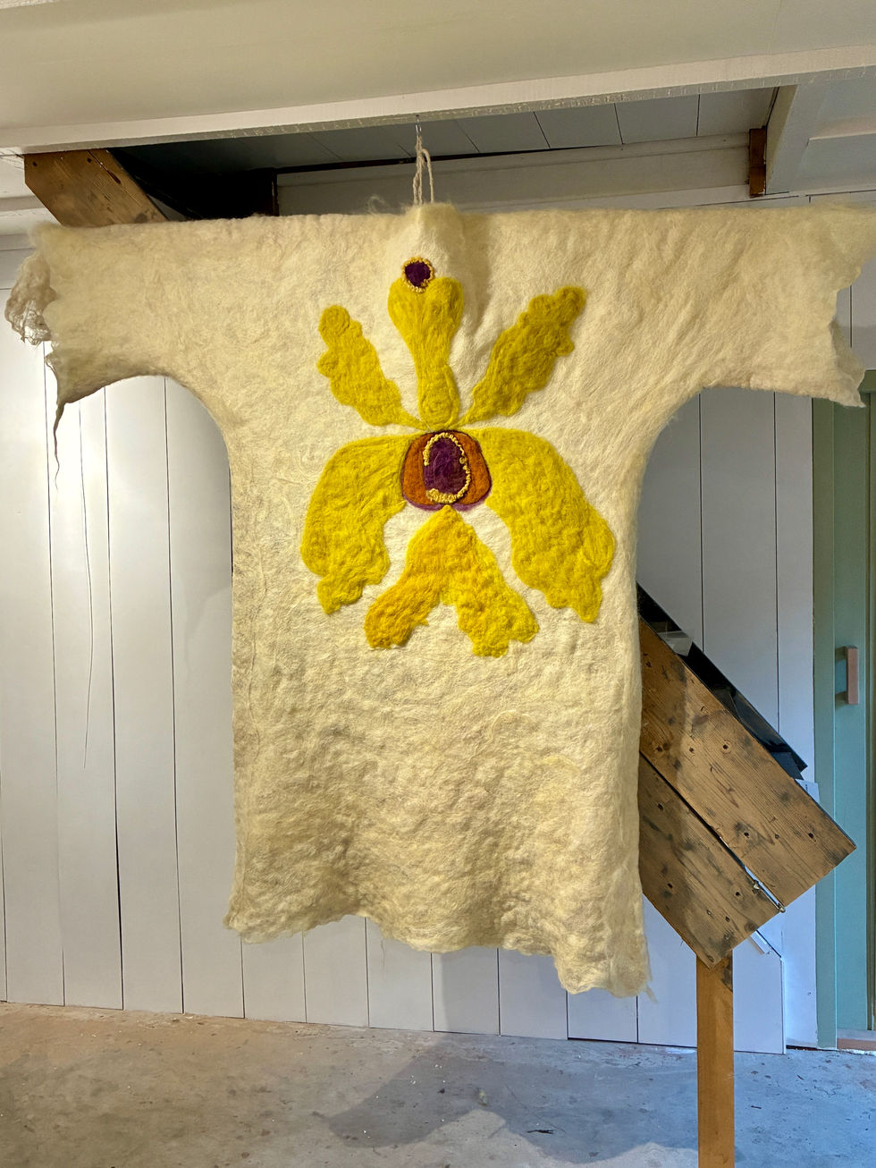 Athena
9.500 euro
Afmetingen: ca. 1,55 x 2 m
Natuurlijke kleurstof: tagetes, pokyberry & heide
Materiaal: Wol
Uniek kunstwerk van de Nederlandse kunstenares Momoko. naturalcolourmaker ©2026
Athena, de Griekse godin van de wijsheid, is afgebeeld in de vorm van een imposante mantel versierd met een grote tropische bloem, waarvan de kleuren zijn geverfd met tagetes, pokyberry, ui en heide.
Geschikt kunstwerk voor een universiteit, een kennisinstituut, de receptie van een groot bedrijf, om het gebruik van wijsheid in een school of vergaderruimte te stimuleren.