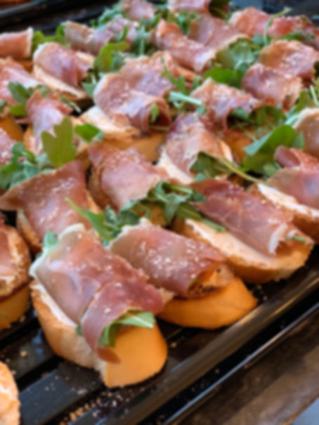 Crostini de envuelto de arugula y jamon serrano