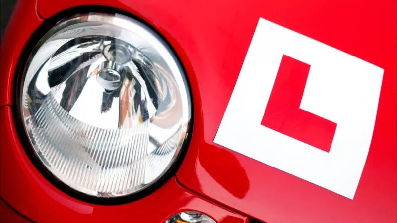 young drivers choosing to learn on automatic cars