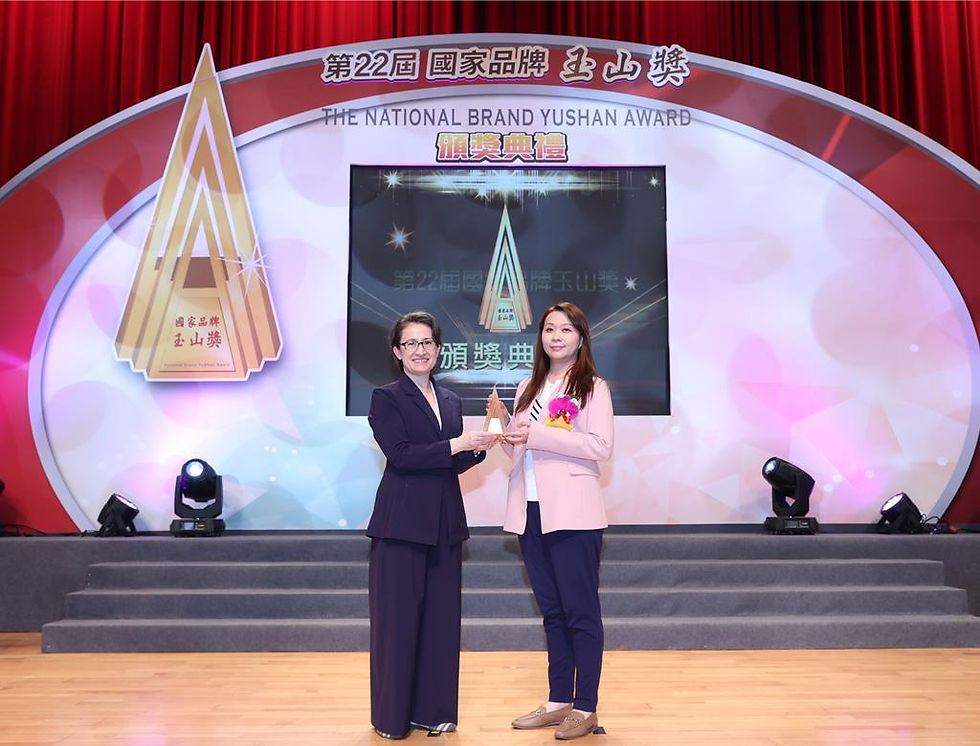 加捷生醫獲得第22屆國家品牌玉山獎「傑出企業獎」殊榮,由副總統蕭美琴(左)頒獎。圖/加捷生醫提供