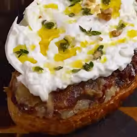 🍞 Torrada de Banana Caramelizada com Burrata e Nozes