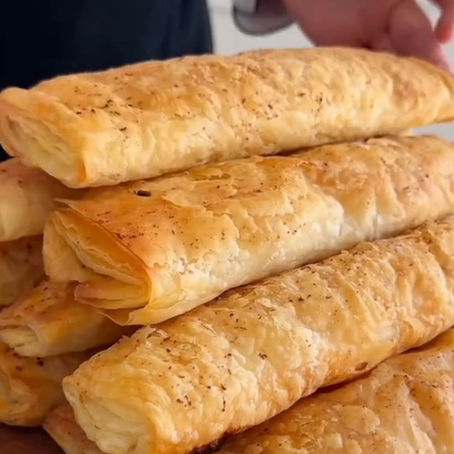 🥐 Enroladinho Folhado Crocante de Queijo Branco
