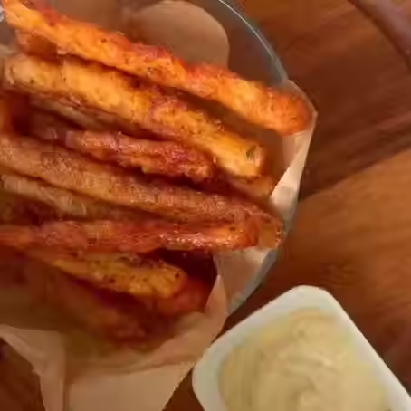 🍟 Batatas Fritas Japonesas Crocantes com Molho de Alho e Parmesão