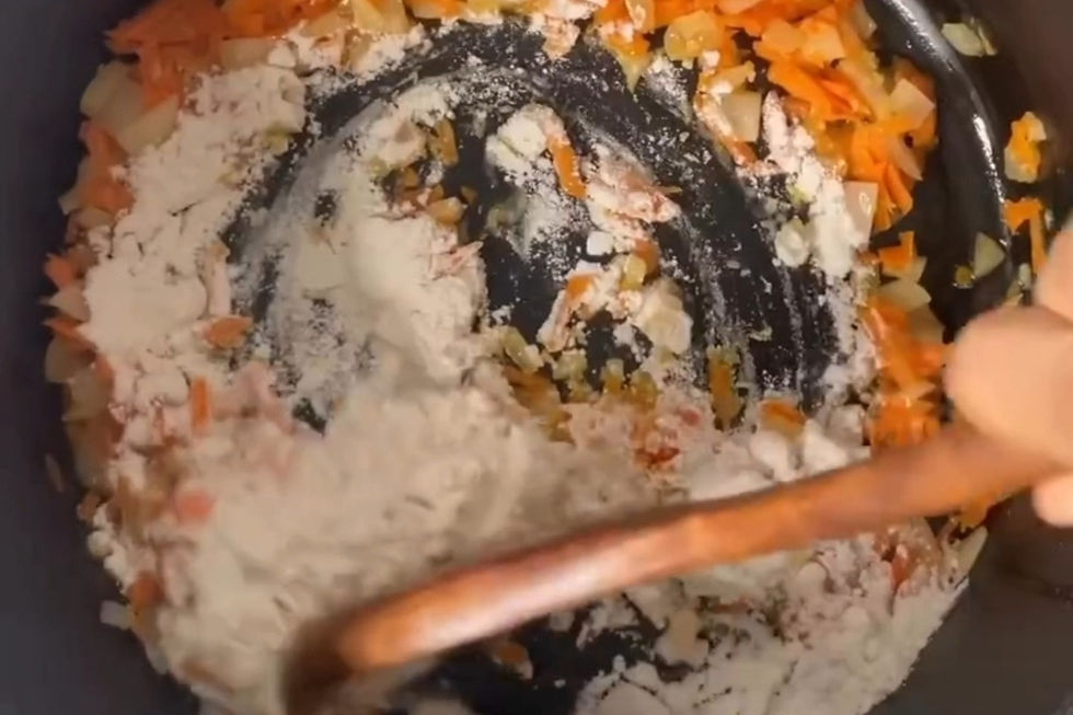 Panela com cebola cenoura e farinha