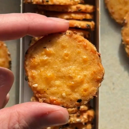 🧀 Biscoitinhos de Queijo Cheddar que Derretem na Boca
