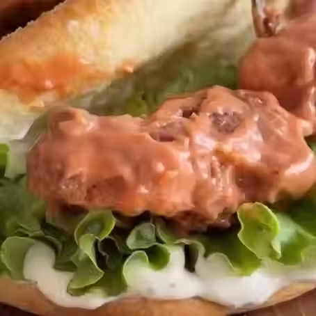 🧨 Sanduíche Dinamite – Pão Macio, Frango Crocante e Molho Cremoso Picante