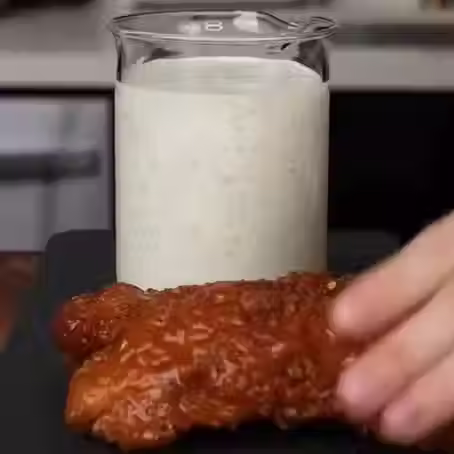 Frango Recheado com Sucrilhos e Queijo – Com Molho Agridoce e Molho Branco Refrescante