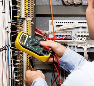 Engineer checking power supply with multimeter. Zero value of voltage on multimeter..jpg