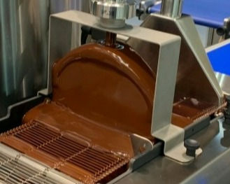 Oblewanie-czekolada-maszyna