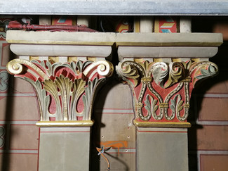 Chapiteaux d'église colorés en cours de restauration.