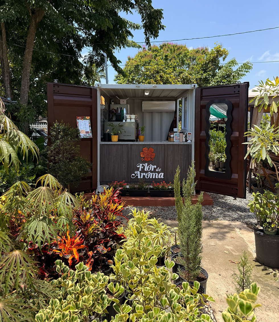 Coffee spot Flor de Aroma en un jardín de San Juan, Puerto Rico: un contenedor color vino con puertas abiertas.