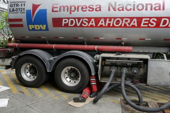 El desplome de la producción petrolera de Venezuela se acelerará tras apagón y amenaza con ahogar de