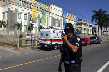 Tiroteo entre policía y civiles deja 1 muerto en Puerto Rico