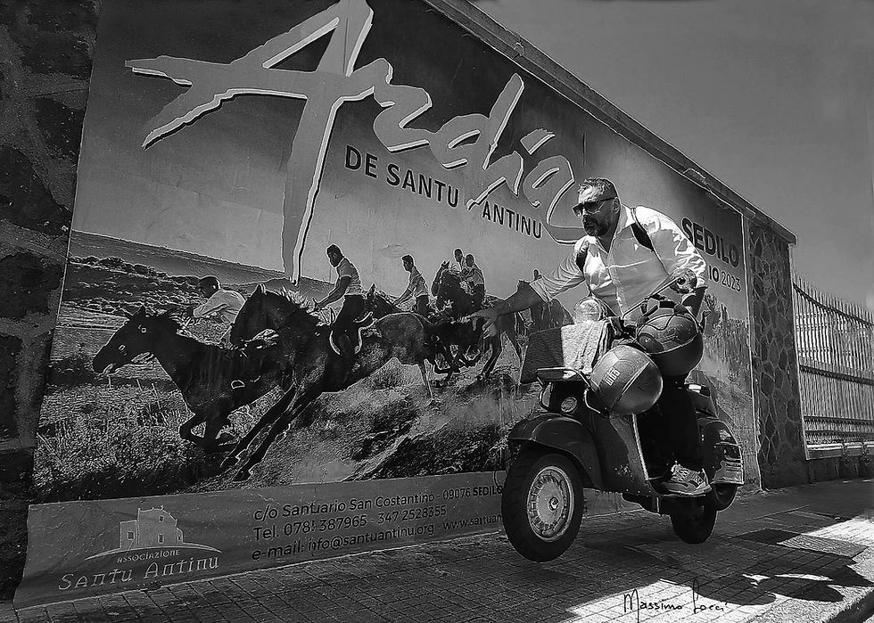 Luca Urgu on board sulla mia iconica Vespa