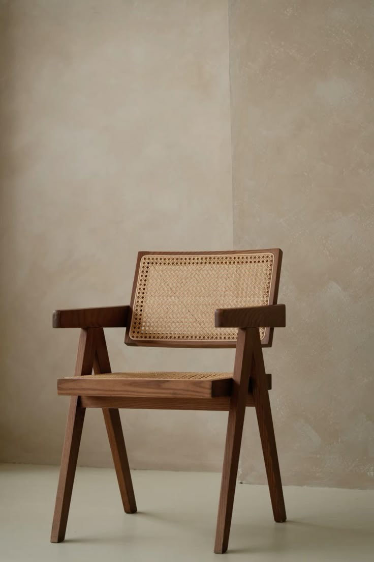 תמונה ממוזערת: Jeanneret Armchair – Iconic Design in Rattan and Teak