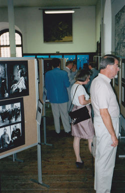 Gæster ser på udstillingen