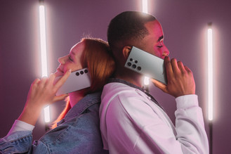 Junges Paar mit Smartphone