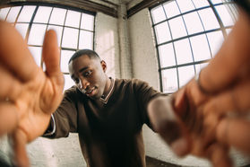 Junger Mann macht Selfie