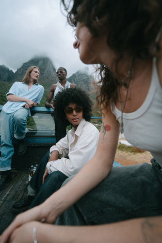 Freunde mit blauem Pick-Up Truck in Kapstadt