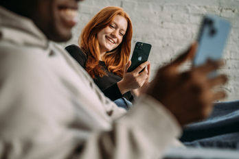 Junges Paar mit Smartphone