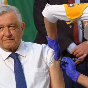 AMLO SE VACUNA CONTRA COVID-19