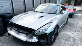 R35 GT-R エヌチューンフロントバンパー取付進行中!完成が楽しみな一台✨
