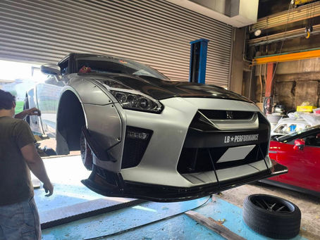 R35 GT-Rブレーキパッド交換作業