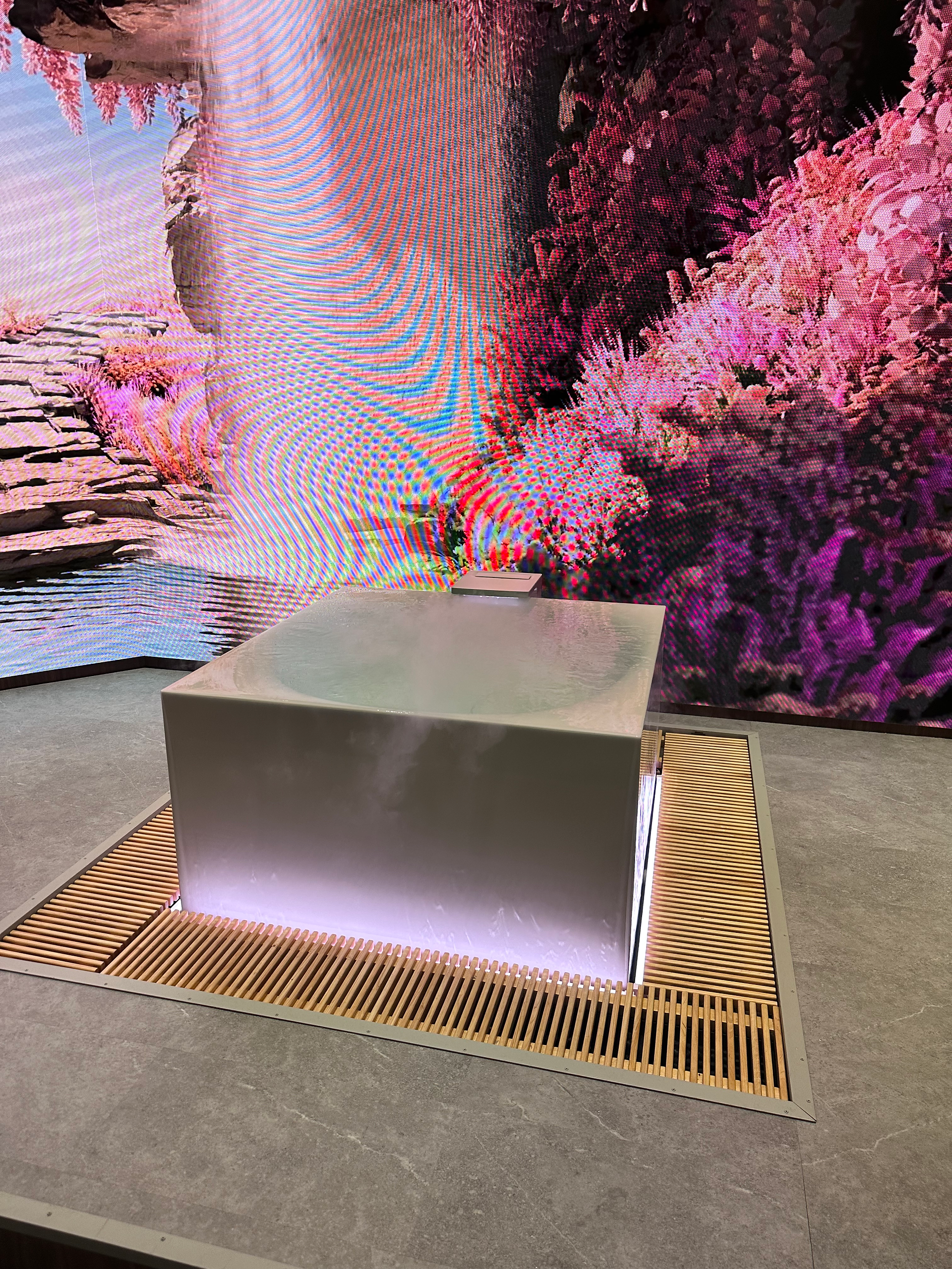 Infinity-edge plunge bath