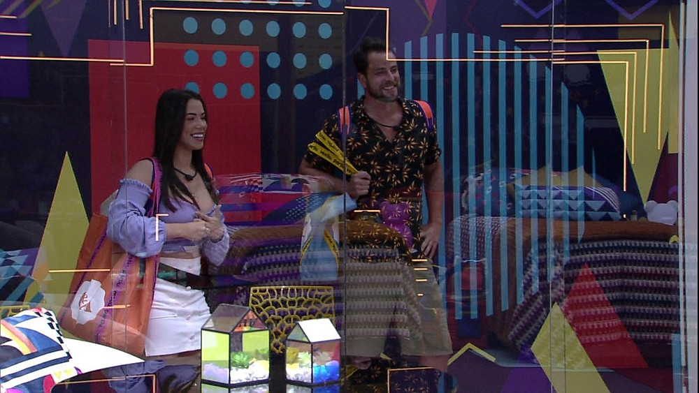 Larissa e Gustavo aguardam aprovação do público para entrar no programa.