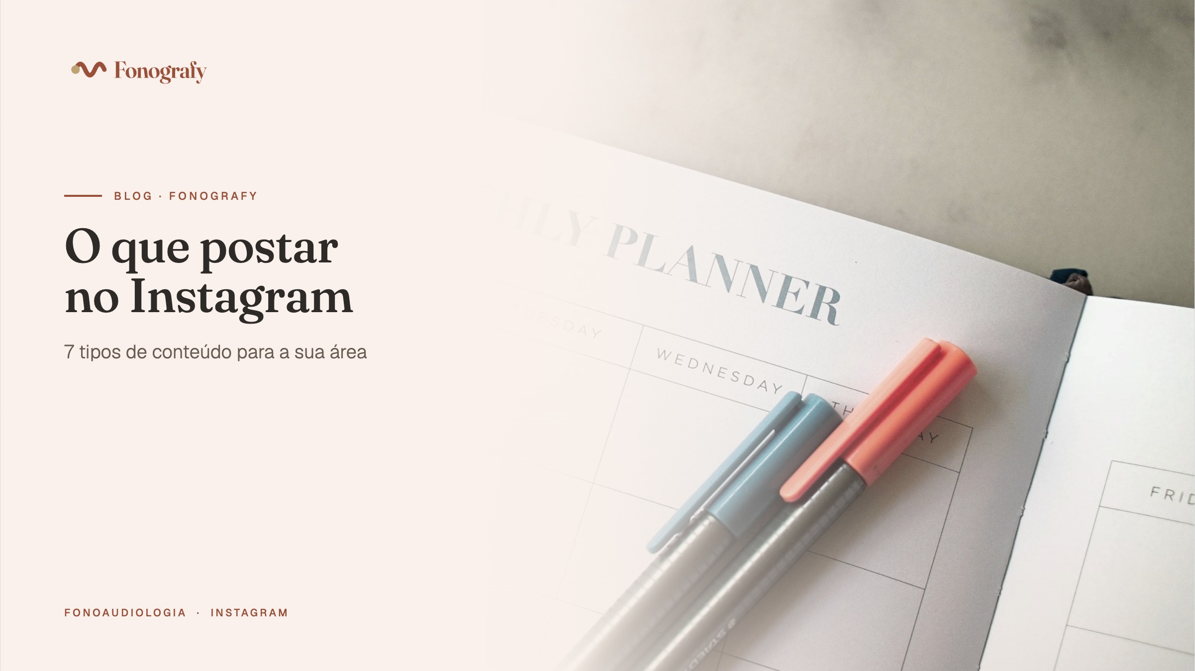 Planner aberto com canetas sobre uma mesa, representando planejamento de conteúdo