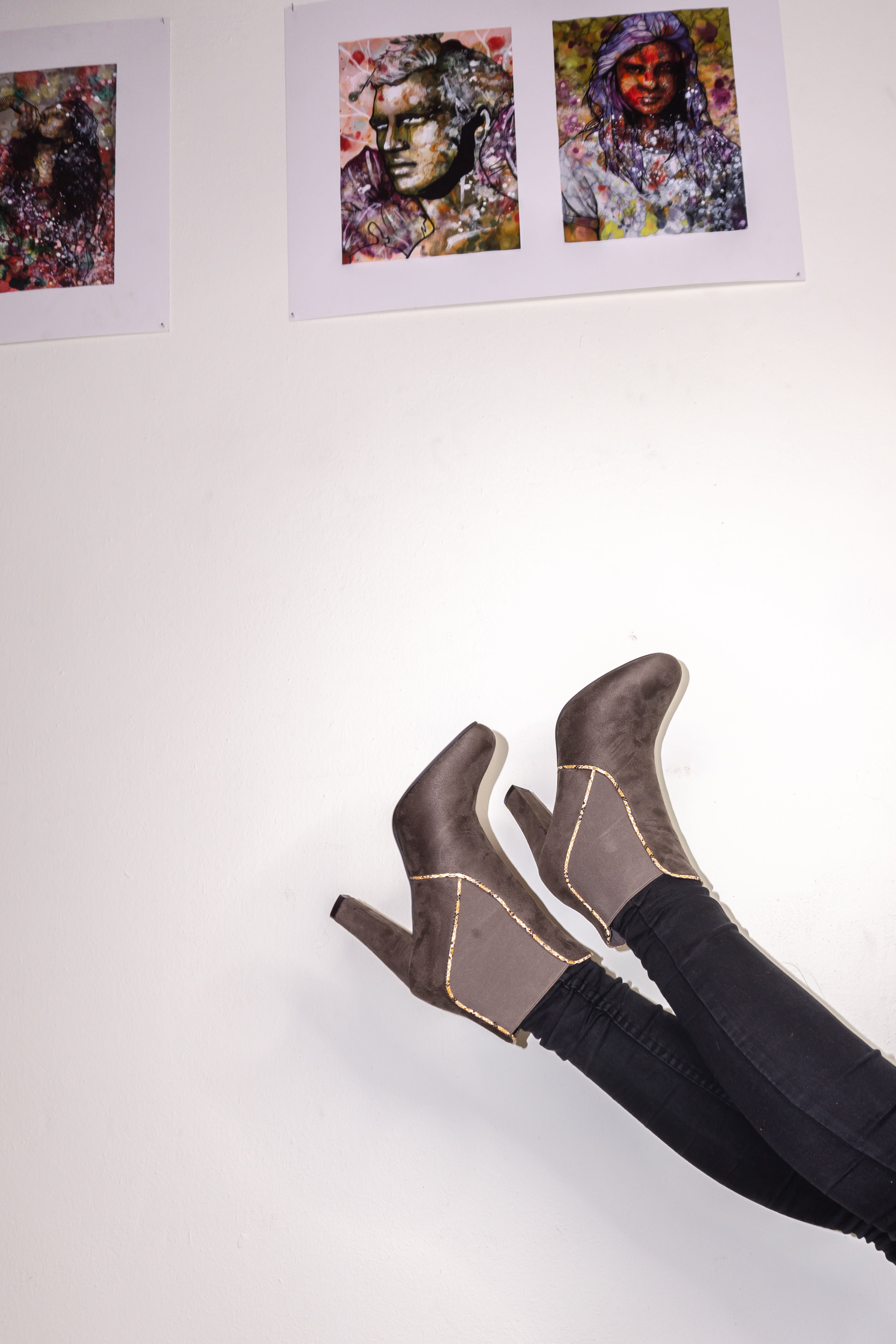 Hohe Chelsea Boots mit Schlangenprint-Einfassung - NEU