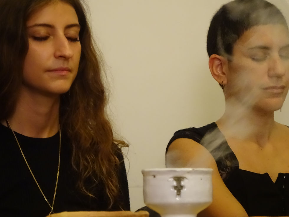 immersi nella meditazione sulle ali dell'incenso