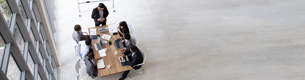 Equipo de trabajo colaborando en una mesa