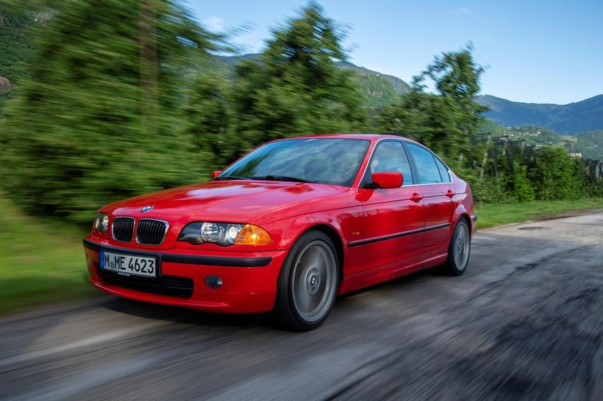 BMW Série 3 vermelho, símbolo da tradição e da experiência de condução da marca
