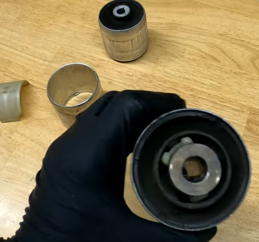 Aqui podemos ver uma bucha hidráulica utilizada na BMW 535i F10, significativamente maior que a aplicada na linha F30.