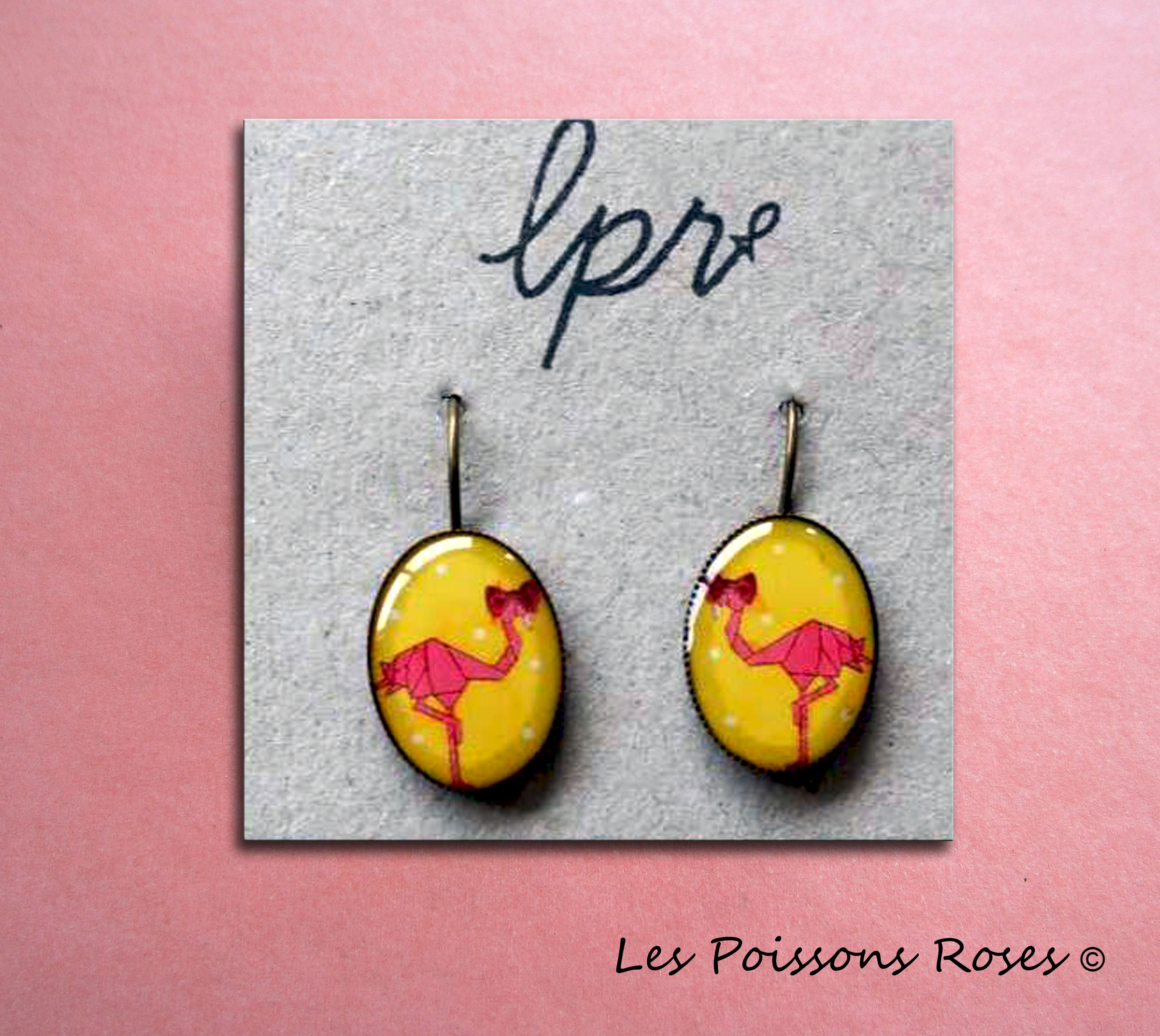 Flamants roses sur fond jaune