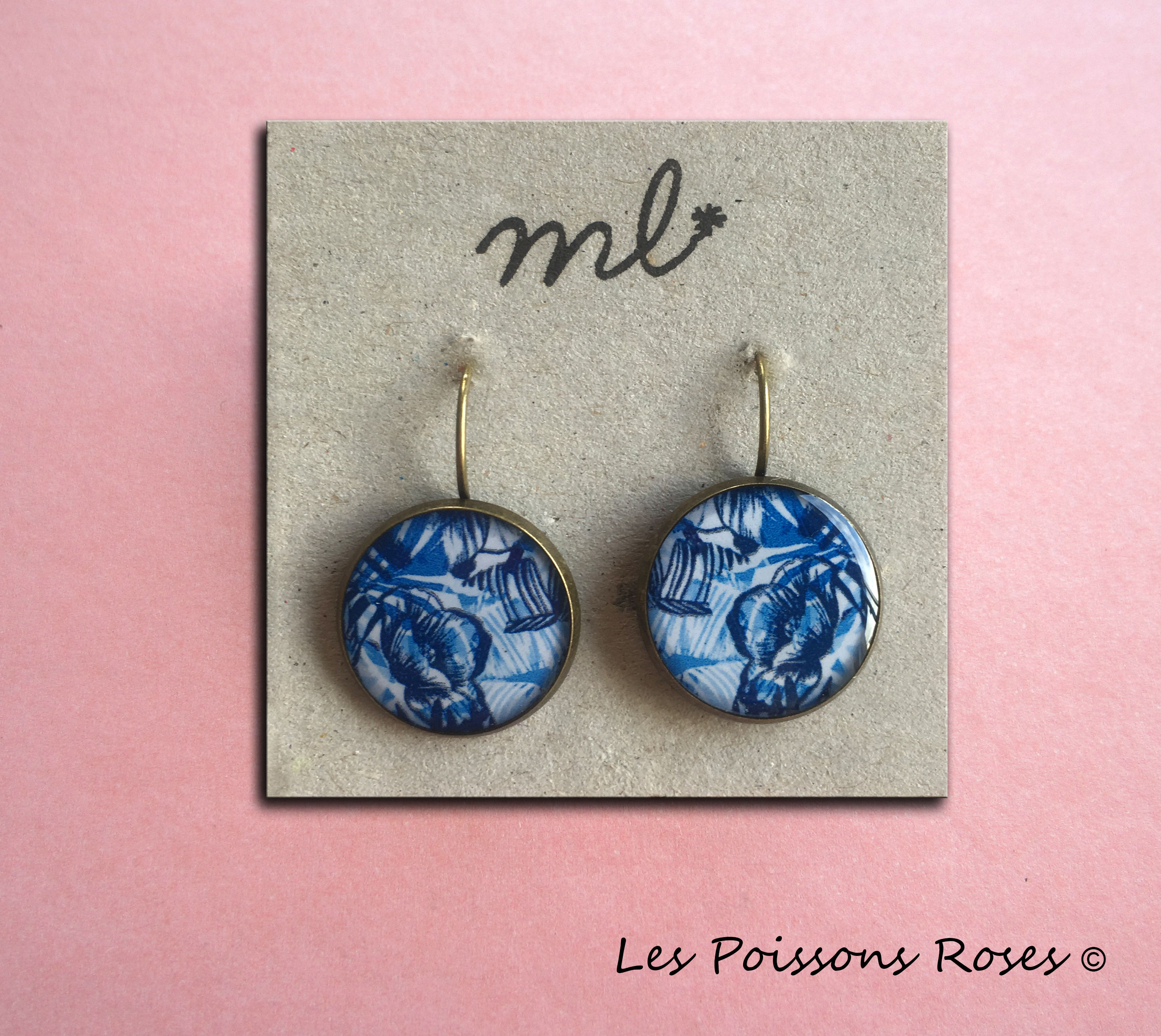 Motif fleurs bleues
