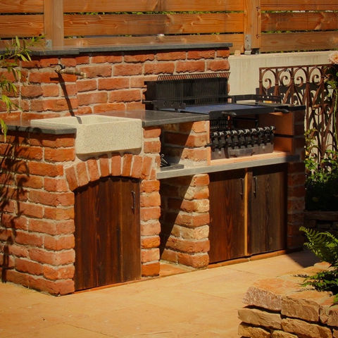 Direkt am Rhein, liegt dieser Garten mit einem erfrischenden Pool und einer einladenden Outdoor-Küche aufwartet. Umgeben von duftendem Lavendel und goldfarbenen Travertinplatten, ist Rückzugsort perfekt für entspannte Tage im Freien. Lassen Sie Alltag hinter sich und erleben Sie unvergessliche Momente in dieser traum Umgebung.