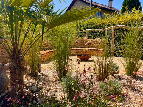 Wir haben in Pfeffingen einen beeindruckenden Garten umgebaut, der nun mit einem einladenden Pool, einem schönen Gartenteich und einer  Pergola ausgestattet ist. Die Holzterrasse bietet den perfekten Ort zum Entspannen, während die Feuerstelle für gemütliche Abende im Freien sorgt. Dieser Garten ist jetzt ein wahres Paradies für die ganze Familie. ( Weitere Bilder folgen )