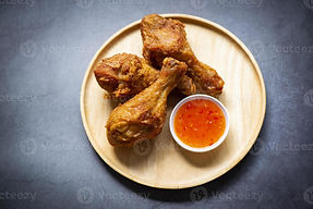 4528039-cuisse-de-poulet-frite-sur-assiette-avec-sauce-au-poulet-croustillant-poulet-frit-