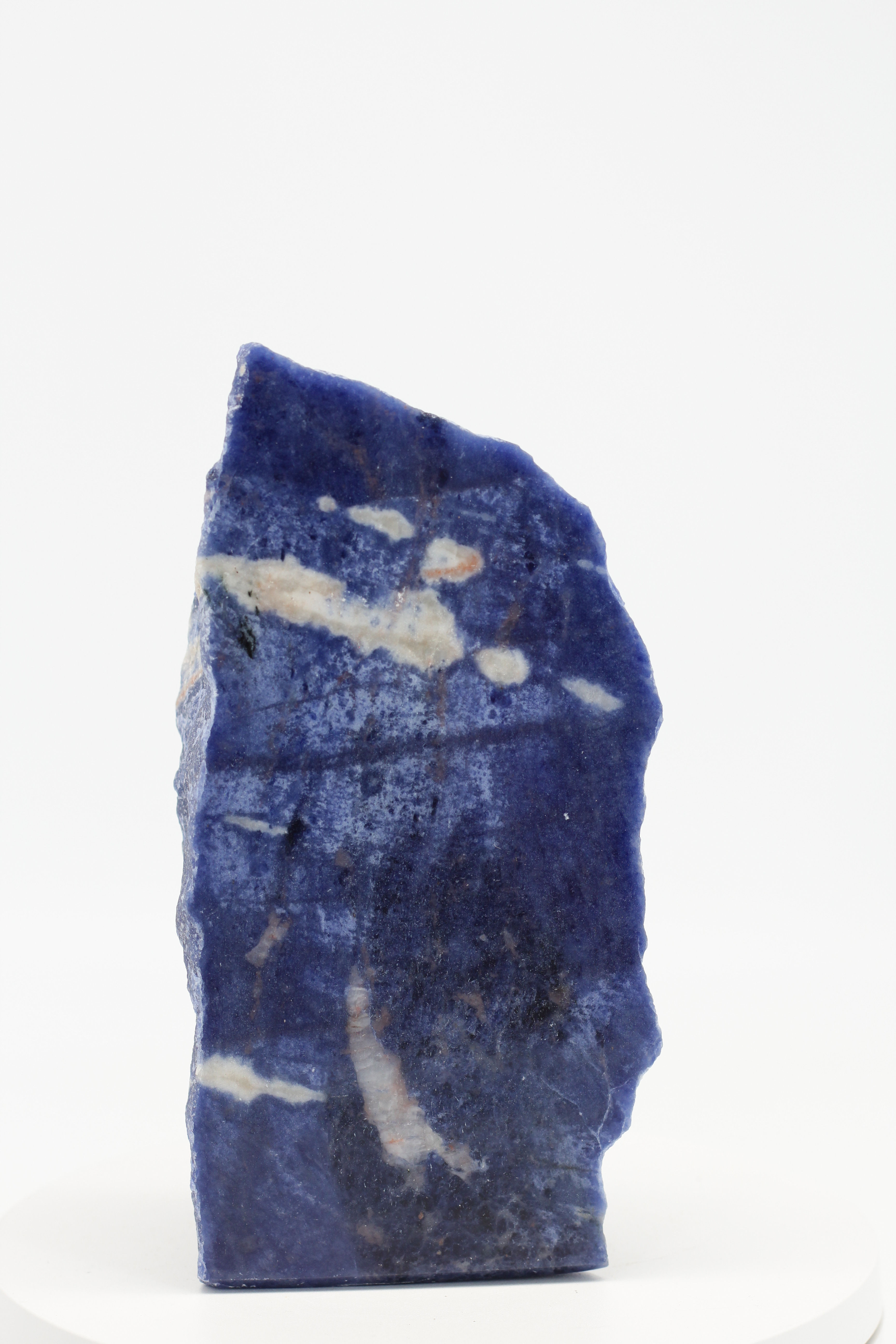 Plat blauw sodaliet kristalpaneel met brede witte calcietband op wit plateau 14,5cm SODA010