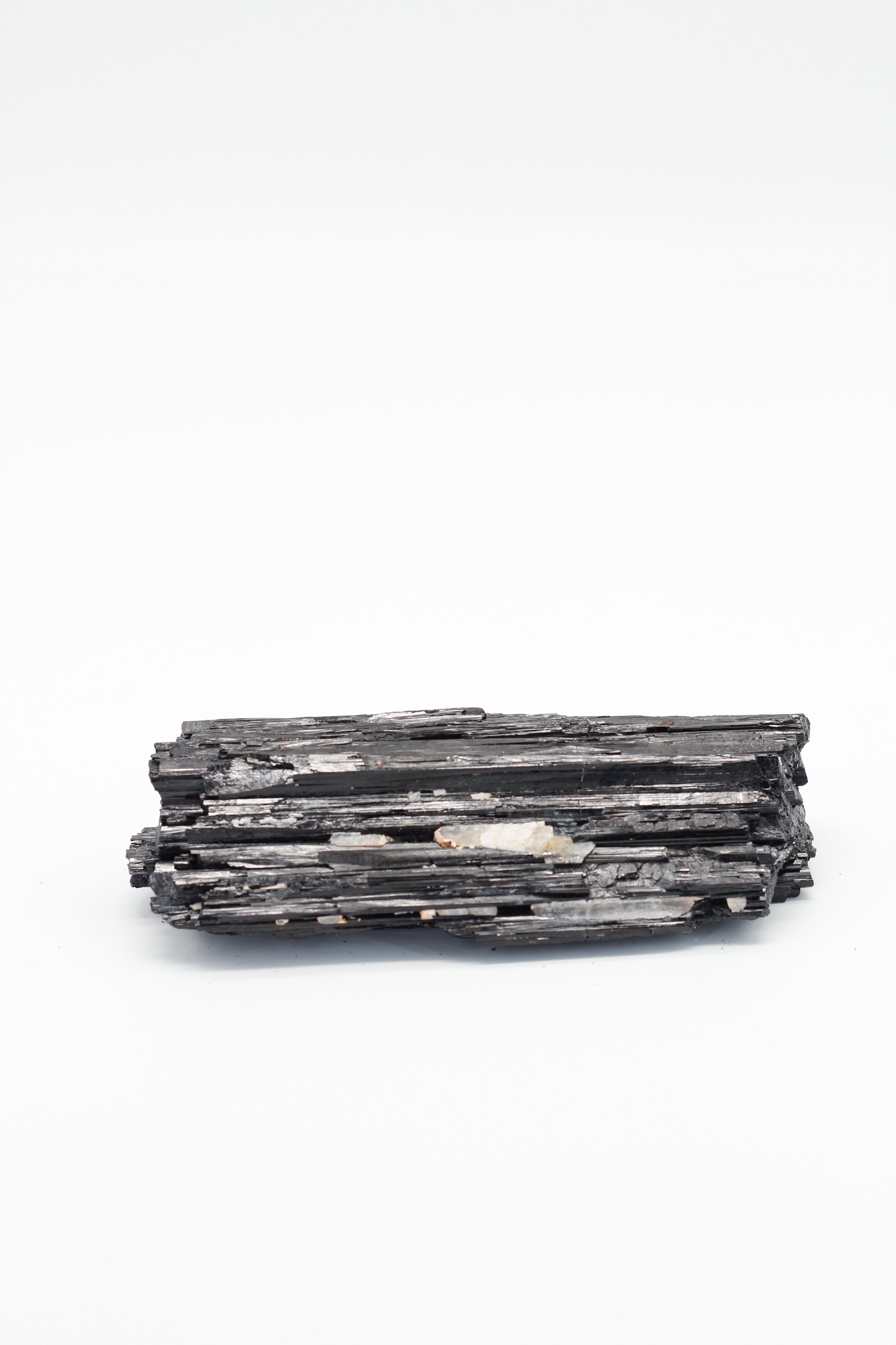 Vooraanzicht van ruwe zwarte toermalijn schorl staaf van 14,5cm met fijn centraal kwartsaccent TO015