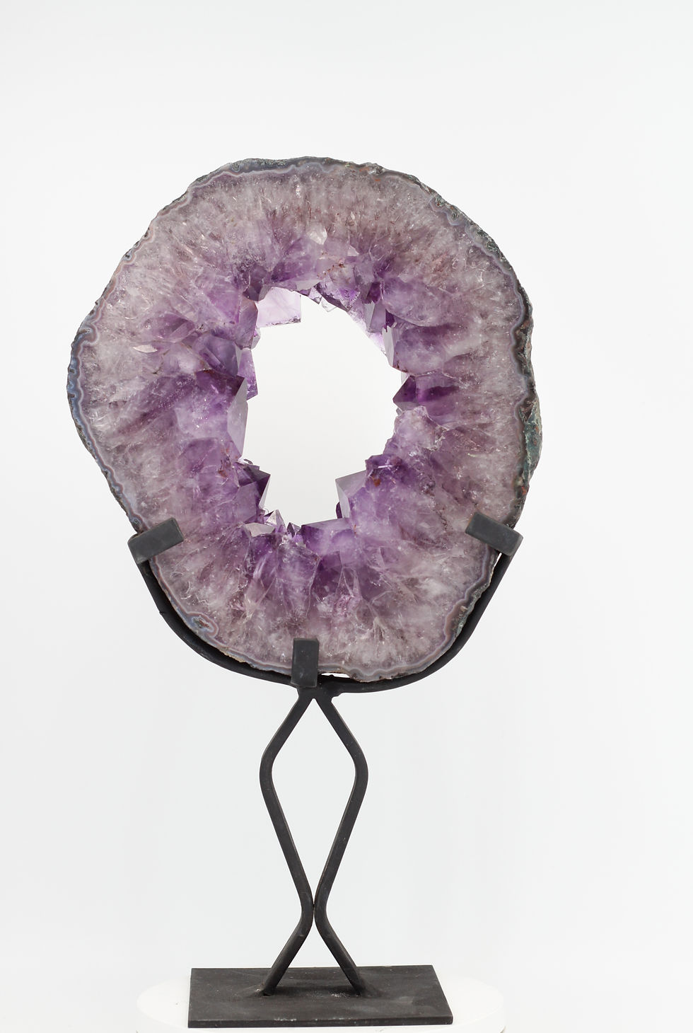 Open paarse amethist geode schijf op gekruist zwart metalen statief 33cm POR025