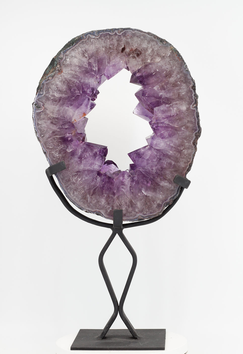 Open paarse amethist geode schijf op gekruist zwart metalen statief 33.5cm POR022