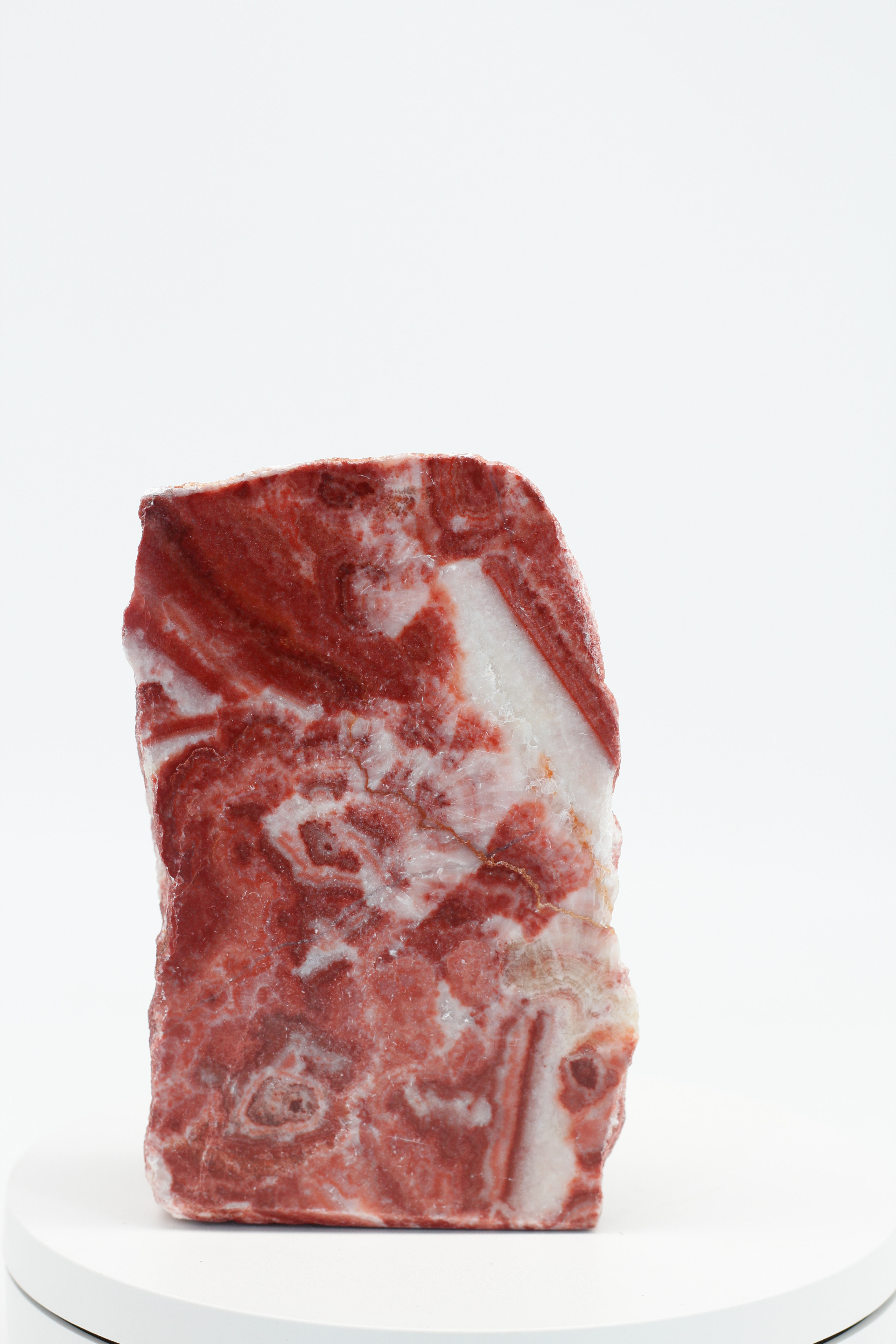 Vrijstaande breccie jaspis freeform sculptuur met rode fragmenten en witte kwartsaders 12cm BRECJAS001