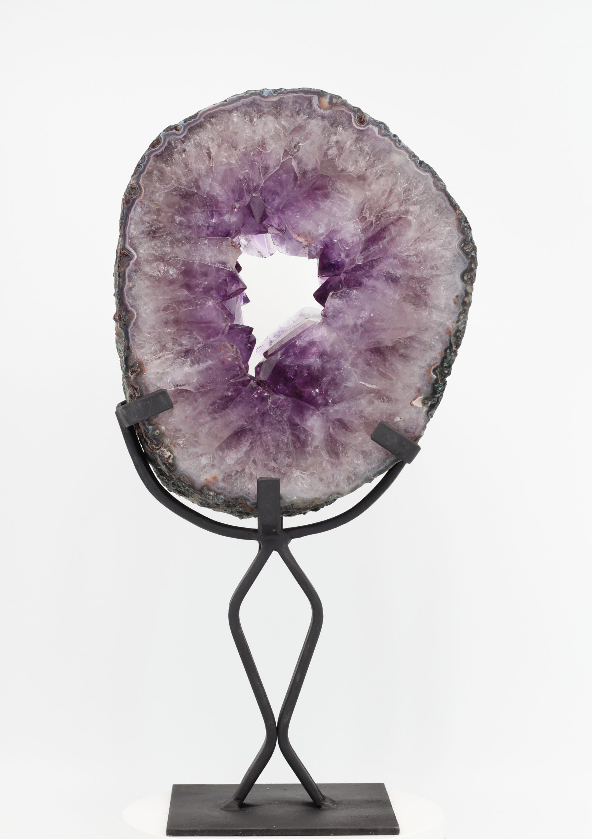 Massieve paarse amethist geode schijf op gekruist zwart metalen statief 32cm POR022